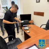 Чиновник ГМС торговал видами на жительство в Украине
