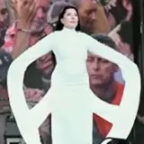 Марина Абрамович провела свой перформанс на “британском Вудстоке”