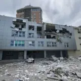 Ракетний удар по Києву – уламки ракет впали на приватний пологовий будинок
