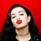 Камалу Харріс підтримувала нова молодіжна музична зірка Charli XCX