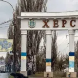 Обстріл Херсона – окупанти скинули вибухівку з дрона на херсонців, що знаходилися біля магазину