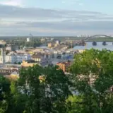 Ракетний удар по Києву – уламки збитої російської ракети пошкодили стоянку для машин у Деснянському районі