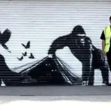 В Британии попытались “придать смыслы” рекордной лондонской серии граффити Бэнкси