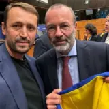 Нардеп Дубіль передав прапор України, як символ перемоги добра над злом, Президенту Європейської народної партії Манфреду Веберу