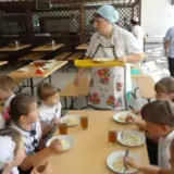 З жовтня у школах України учні молодших класів харчуватимуться безплатно
