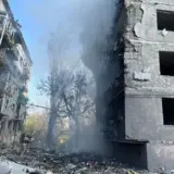 Обстрел Мирнограда — рашисты сбросили на пятиэтажный дом управляемую авиабомбу