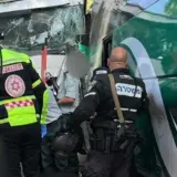 Теракт в Ізраїлі – у Тель-Авіві вантажівка протаранила автобусну зупинку