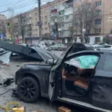 ДТП у Хмельницькому – автомобіль протаранив зупинку громадського транспорту