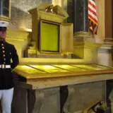 У США кліматичні активісти облили музейну вітрину з Конституцією