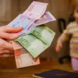 Кабмин решил дать украинским детям по 6,5 тысяч