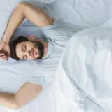 Люди з великим заробітком найчастіше вибирають позу сну вільного падіння