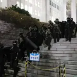 Военные в Южной Корее ждут решения президента по поводу военного положения