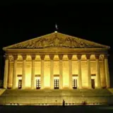 Французский парламент проголосовал за вотум недоверия правительству