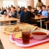 Учні молодших класів продовжать харчуватися безпдатно у 2025 році – МОН