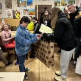 Київські волонтери подарували техніку та одежу дівчатам дарницького дитбудинку