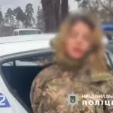 Мобілізація в Україні – жінка у військовій формі блокувала центр для мобілізованих у Києві