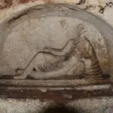 Скальная гробница с рельефами найдена в Турции — фото