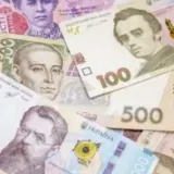 Українці продовжують нести свої гроші до банків