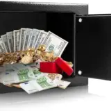 Рахунки українців – влада залізе у сейфи українців