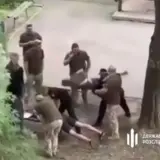 Працівники ТЦК та поліцейські побили чоловіків зі зв’язаними руками у Чернігові