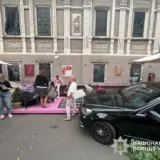 ДТП в Киеве – автомобиль вылетел на террасу кафе
