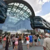 Внедорожник протаранил стеклянный вход в Ocean Plaza