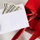 Чиновники щороку отримують подарунків на 3 мільярди