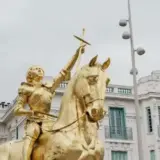 У Франції відмовилися зносити статую Жанни д’Арк, вкриту чистим золотом