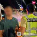 В Киеве мужчина выхватил сумку с деньгами у военной