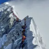 Около тысячи человек оказались в ловушке на восточном склоне Эвереста в Тибете