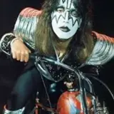 Скончался из основателей группы Kiss Эйс Фрейли – биография и лучшие композиции – видео