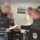 Полицейские избили мужчину возле ТЦК в Киеве