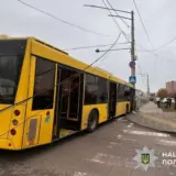ДТП у Києві – у Святошинському районі маршрутний автобус зіткнувся з електроопорою