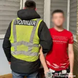 В Киеве парень в полицейской форме пел русские песни с матом