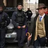 Розкрито особу молодого денді, сфотографованого в оточенні поліцейських після пограбування Лувру