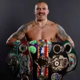 Олександр Усик відмовився від одного зі своїх чемпіонських поясів