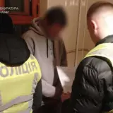 В Киеве трое парней избили военного