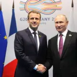 Макрон хочет позвонить Путину