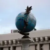 С памятного знака Нулевой километр на Майдане в Киеве уберут названия российских городов