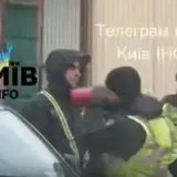 У Києві поліцейські вогнегасником розбили скло в автомобілі та силою витягли водія