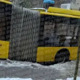 В центре Киева троллейбус провалился в яму