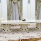 Макрон отказался встречаться с Путиным