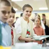 Учні 1–11 класів у школах по всій Україні отримуватимуть безплаине харчування з 1 вересня 2026 року