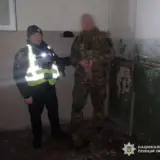 Дезертир напал с ножом на двух жителей Киева