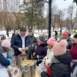 Благотворитель Алексей Юренко раздает в Киеве горячие обеды