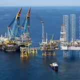 ОАЭ сокращают добычу нефти на морских месторождениях