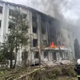 Российский дрон атаковал здание ТЦК в Сумах