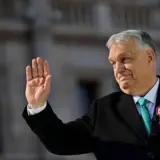 Сикорский раскритиковал Навроцкого за поддержку Орбана на выборах