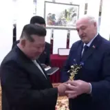 Лукашенко подарував Кім Чен Ыну горілку та букет квітів