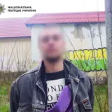 П’яний чоловік ходив вулицею з пістолетом у Києві